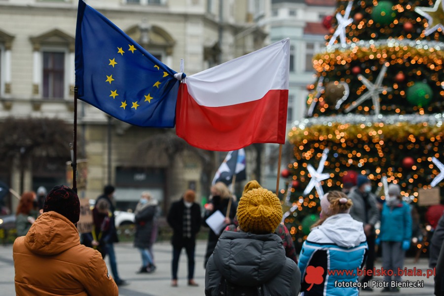 Protest kobiet w Bielsku-Białej. Ostre słowa o mieszaniu się Kościoła do polityki ZDJĘCIA