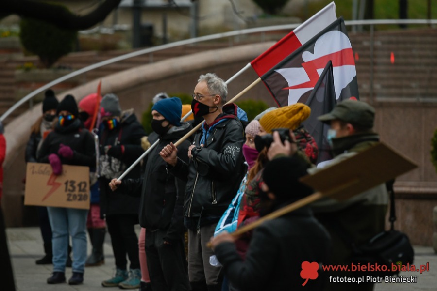 Protest kobiet w Bielsku-Białej. Ostre słowa o mieszaniu się Kościoła do polityki ZDJĘCIA