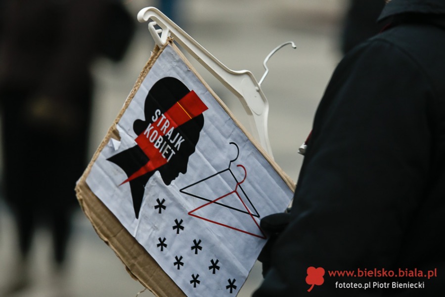 Protest kobiet w Bielsku-Białej. Ostre słowa o mieszaniu się Kościoła do polityki ZDJĘCIA
