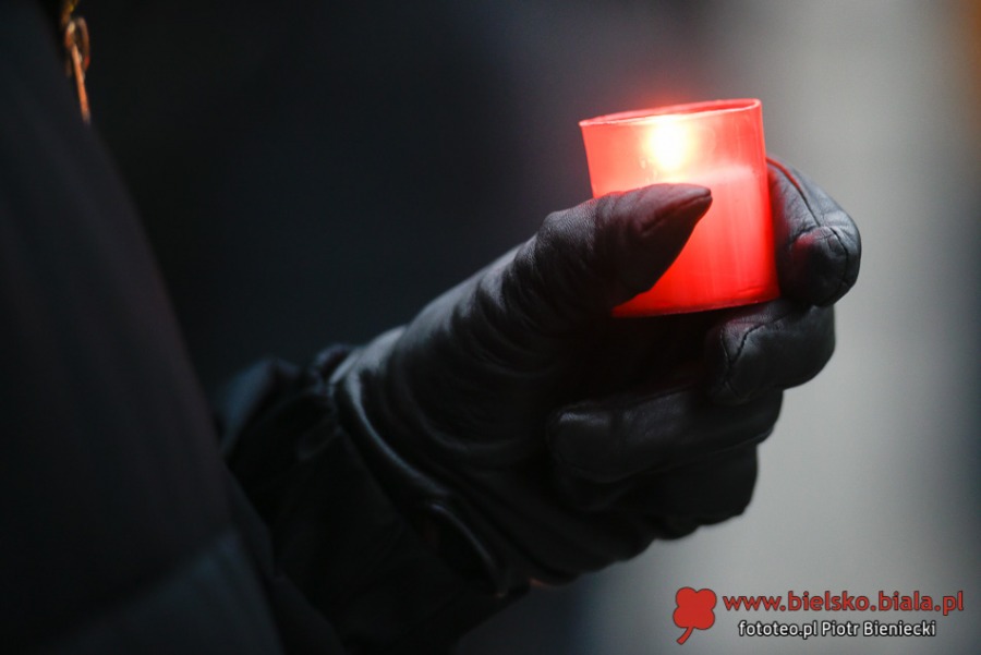 Protest kobiet w Bielsku-Białej. Ostre słowa o mieszaniu się Kościoła do polityki ZDJĘCIA