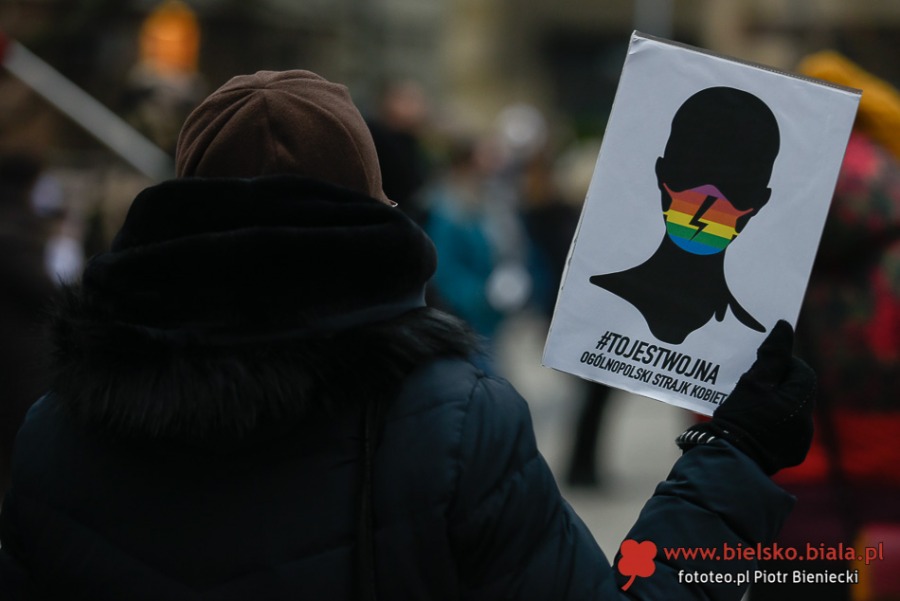 Protest kobiet w Bielsku-Białej. Ostre słowa o mieszaniu się Kościoła do polityki ZDJĘCIA
