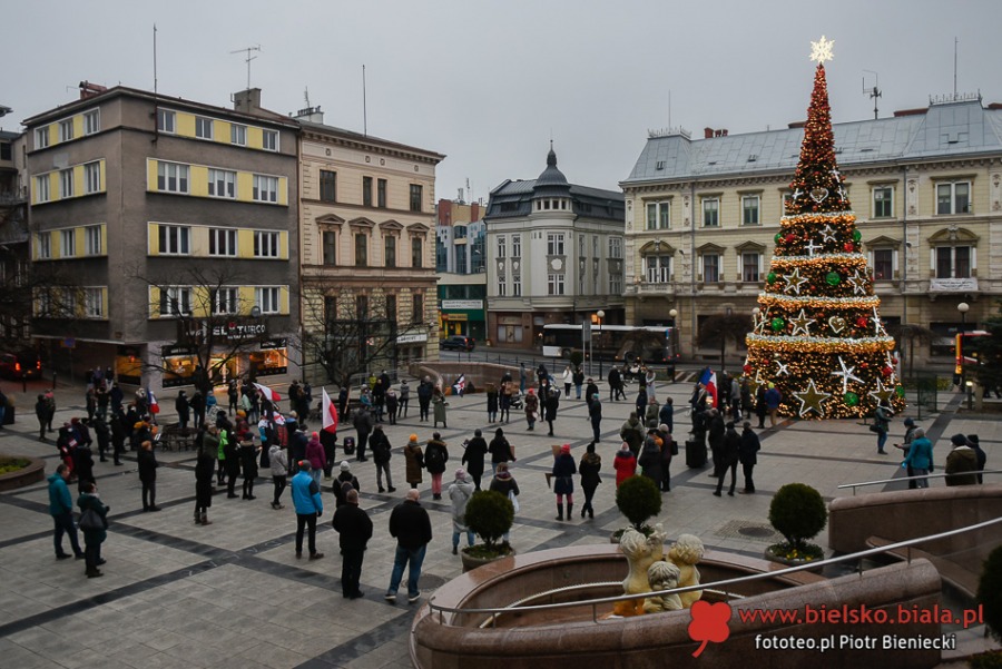 Protest kobiet w Bielsku-Białej. Ostre słowa o mieszaniu się Kościoła do polityki ZDJĘCIA