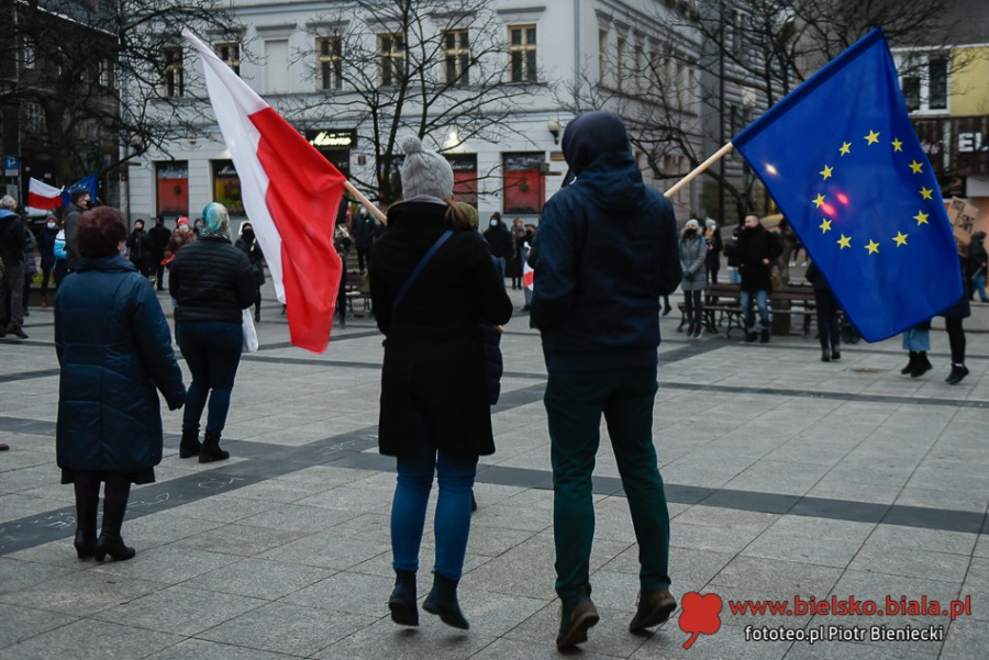 Protest kobiet w Bielsku-Białej. Ostre słowa o mieszaniu się Kościoła do polityki ZDJĘCIA