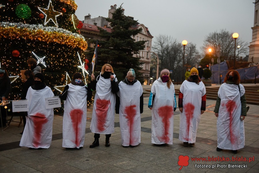Protest kobiet w Bielsku-Białej. Ostre słowa o mieszaniu się Kościoła do polityki ZDJĘCIA