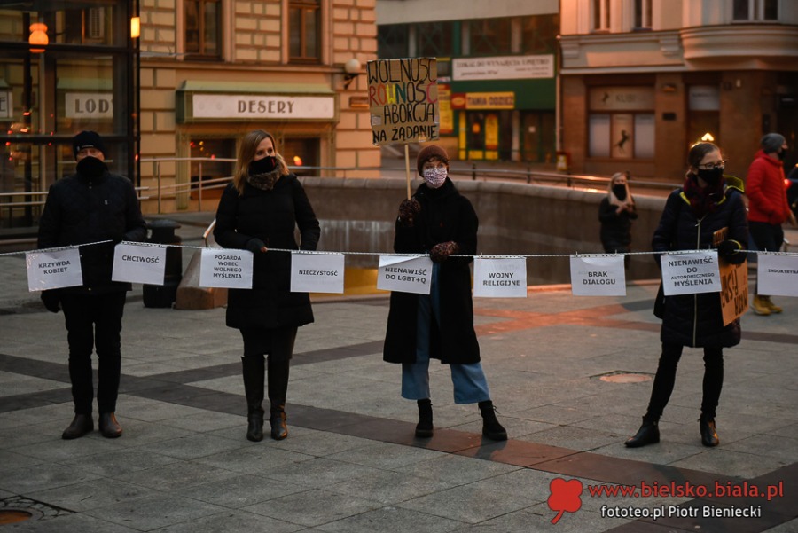 Protest kobiet w Bielsku-Białej. Ostre słowa o mieszaniu się Kościoła do polityki ZDJĘCIA