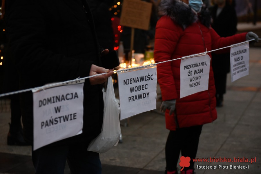 Protest kobiet w Bielsku-Białej. Ostre słowa o mieszaniu się Kościoła do polityki ZDJĘCIA