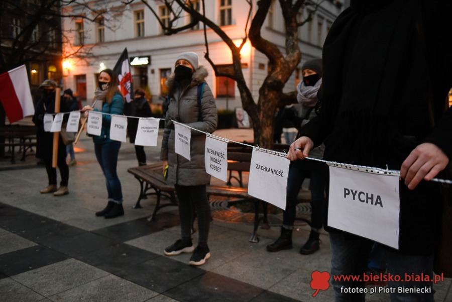 Protest kobiet w Bielsku-Białej. Ostre słowa o mieszaniu się Kościoła do polityki ZDJĘCIA