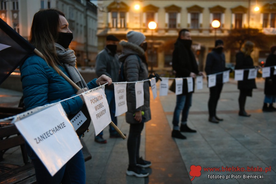 Protest kobiet w Bielsku-Białej. Ostre słowa o mieszaniu się Kościoła do polityki ZDJĘCIA