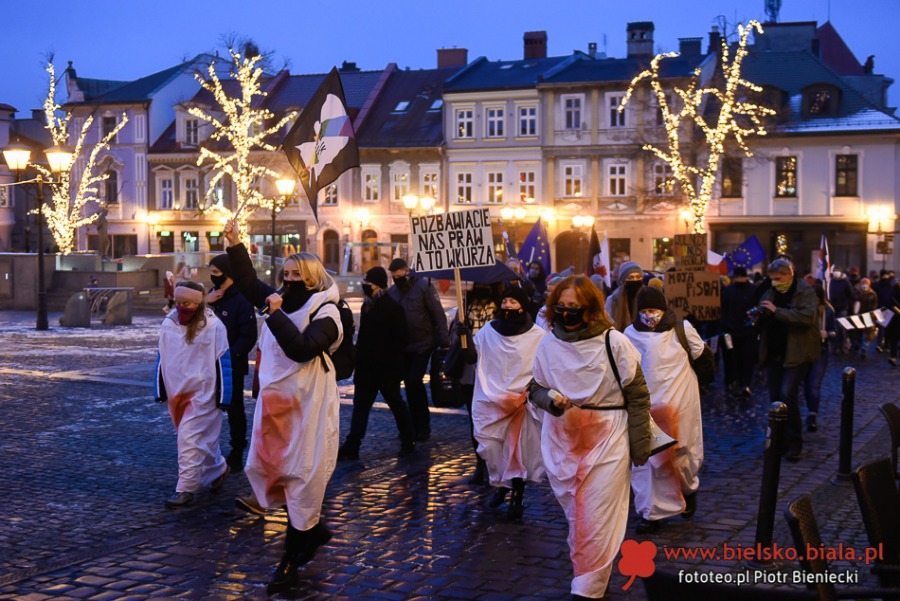 Protest kobiet w Bielsku-Białej. Ostre słowa o mieszaniu się Kościoła do polityki ZDJĘCIA