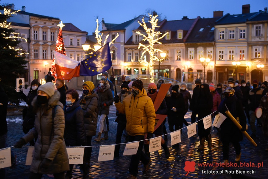 Protest kobiet w Bielsku-Białej. Ostre słowa o mieszaniu się Kościoła do polityki ZDJĘCIA