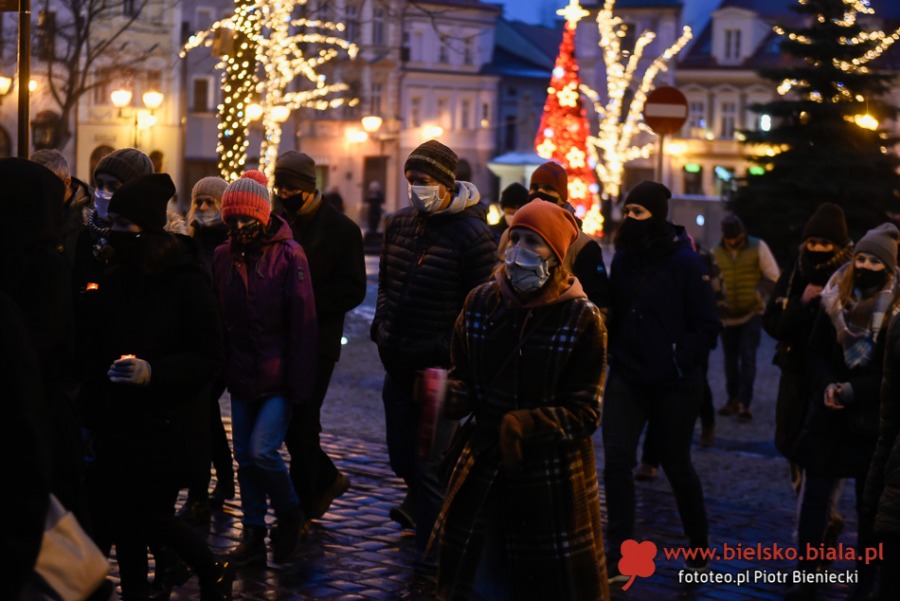 Protest kobiet w Bielsku-Białej. Ostre słowa o mieszaniu się Kościoła do polityki ZDJĘCIA