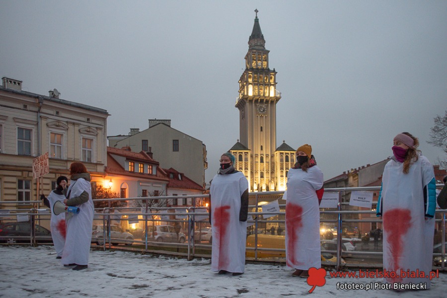 Protest kobiet w Bielsku-Białej. Ostre słowa o mieszaniu się Kościoła do polityki ZDJĘCIA