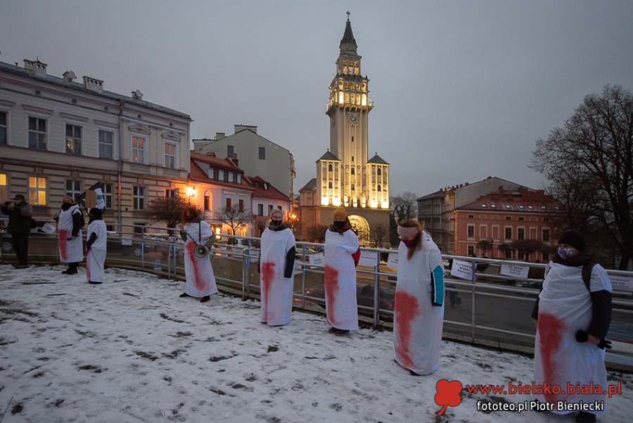 Protest kobiet w Bielsku-Białej. Ostre słowa o mieszaniu się Kościoła do polityki ZDJĘCIA