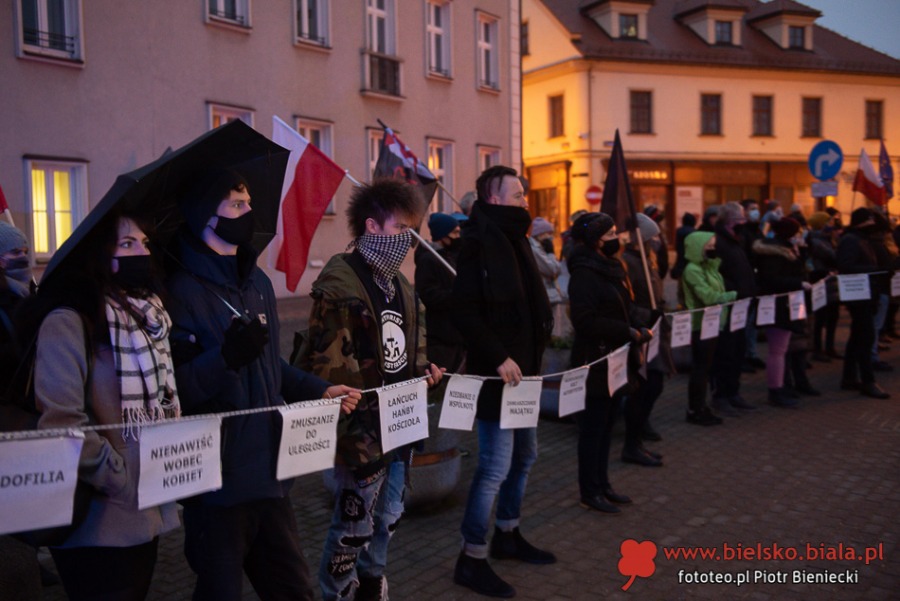Protest kobiet w Bielsku-Białej. Ostre słowa o mieszaniu się Kościoła do polityki ZDJĘCIA