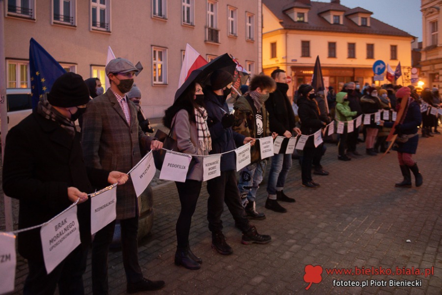 Protest kobiet w Bielsku-Białej. Ostre słowa o mieszaniu się Kościoła do polityki ZDJĘCIA