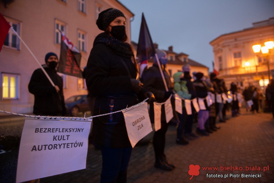 Protest kobiet w Bielsku-Białej. Ostre słowa o mieszaniu się Kościoła do polityki ZDJĘCIA
