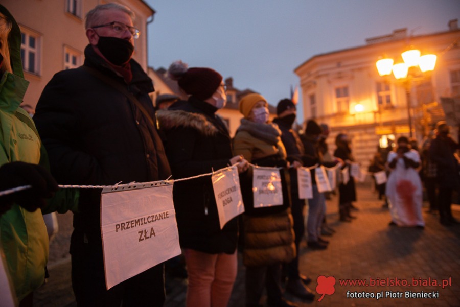 Protest kobiet w Bielsku-Białej. Ostre słowa o mieszaniu się Kościoła do polityki ZDJĘCIA