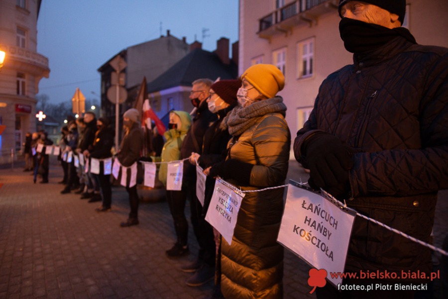 Protest kobiet w Bielsku-Białej. Ostre słowa o mieszaniu się Kościoła do polityki ZDJĘCIA