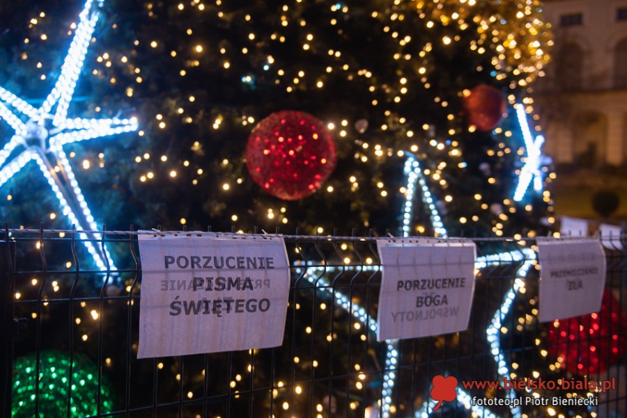 Protest kobiet w Bielsku-Białej. Ostre słowa o mieszaniu się Kościoła do polityki ZDJĘCIA