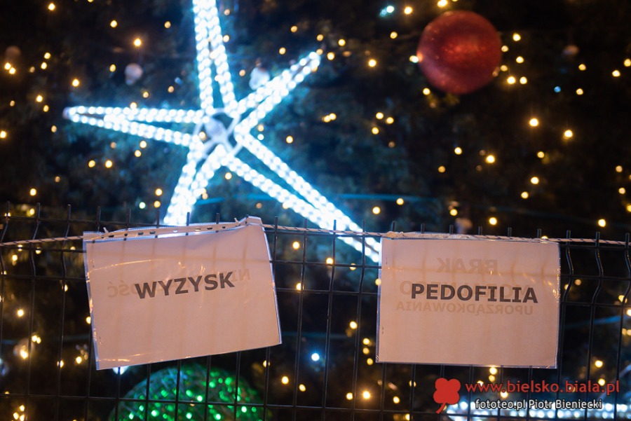 Protest kobiet w Bielsku-Białej. Ostre słowa o mieszaniu się Kościoła do polityki ZDJĘCIA