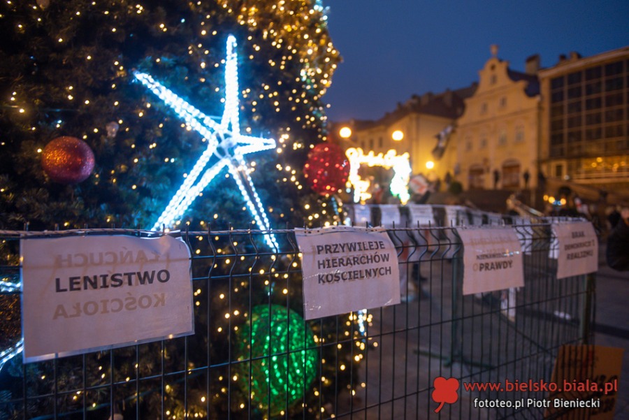 Protest kobiet w Bielsku-Białej. Ostre słowa o mieszaniu się Kościoła do polityki ZDJĘCIA