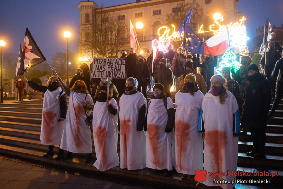 Protest kobiet w Bielsku-Białej. Ostre słowa o mieszaniu się Kościoła do polityki ZDJĘCIA
