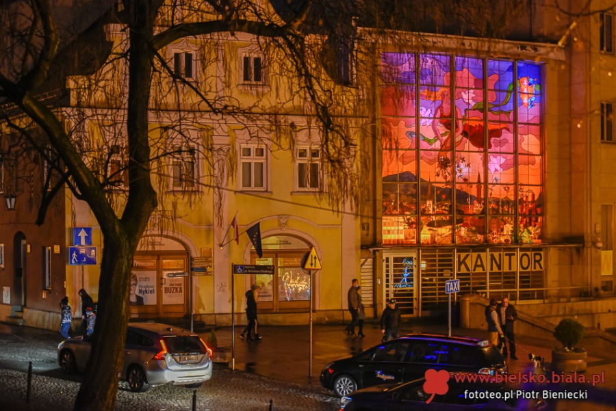Niespodziewana iluminacja bielskiego zamku. Wypiękniał witraż na placu Chrobrego! ZDJĘCIA
