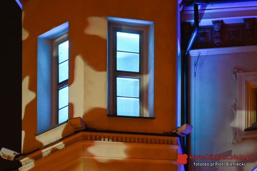 Niespodziewana iluminacja bielskiego zamku. Wypiękniał witraż na placu Chrobrego! ZDJĘCIA
