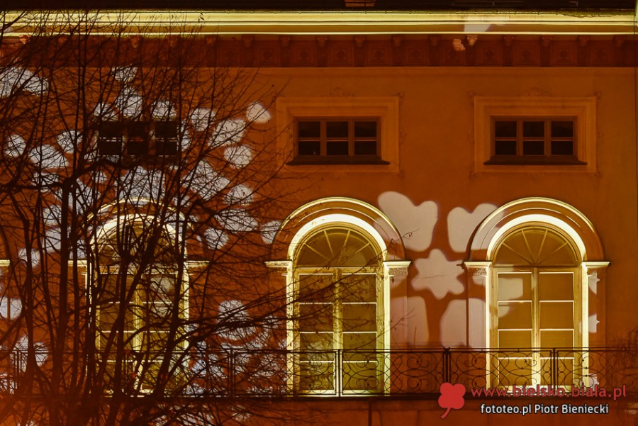 Niespodziewana iluminacja bielskiego zamku. Wypiękniał witraż na placu Chrobrego! ZDJĘCIA