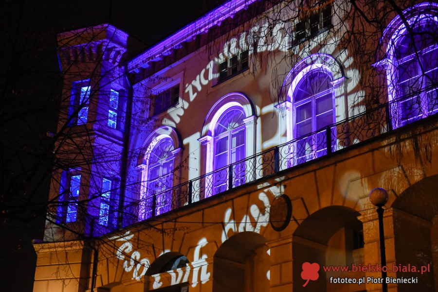 Niespodziewana iluminacja bielskiego zamku. Wypiękniał witraż na placu Chrobrego! ZDJĘCIA