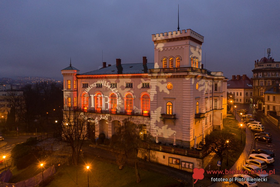 Niespodziewana iluminacja bielskiego zamku. Wypiękniał witraż na placu Chrobrego! ZDJĘCIA