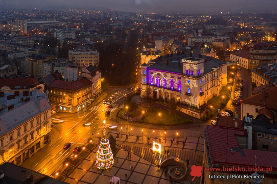 Niespodziewana iluminacja bielskiego zamku. Wypiękniał witraż na placu Chrobrego! ZDJĘCIA