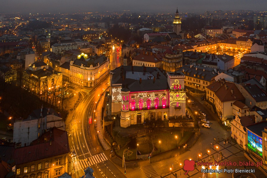 Niespodziewana iluminacja bielskiego zamku. Wypiękniał witraż na placu Chrobrego! ZDJĘCIA
