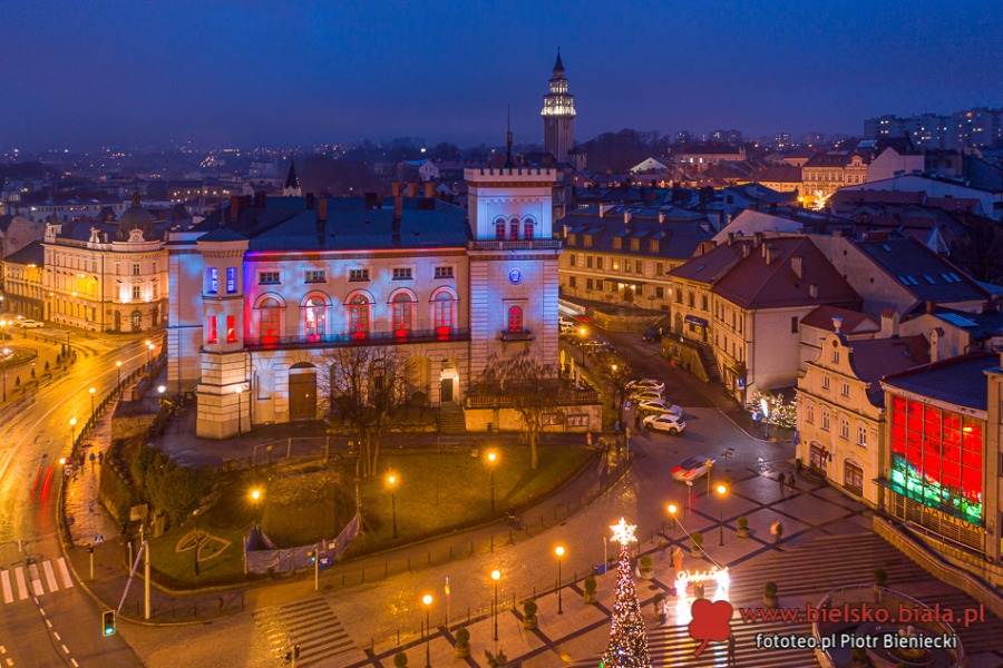 Niespodziewana iluminacja bielskiego zamku. Wypiękniał witraż na placu Chrobrego! ZDJĘCIA