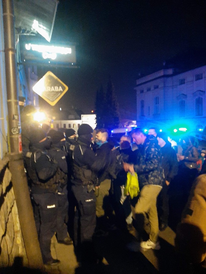 Duże siły policyjne przed otwartą restauracją. Bielski poseł interweniuje - foto