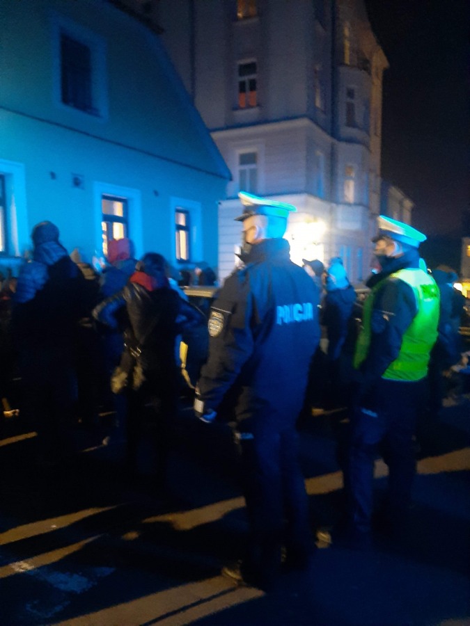 Duże siły policyjne przed otwartą restauracją. Bielski poseł interweniuje - foto