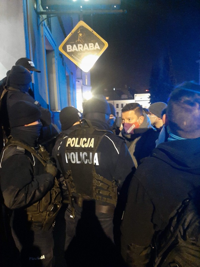 Duże siły policyjne przed otwartą restauracją. Bielski poseł interweniuje - foto