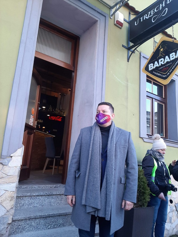 Duże siły policyjne przed otwartą restauracją. Bielski poseł interweniuje - foto
