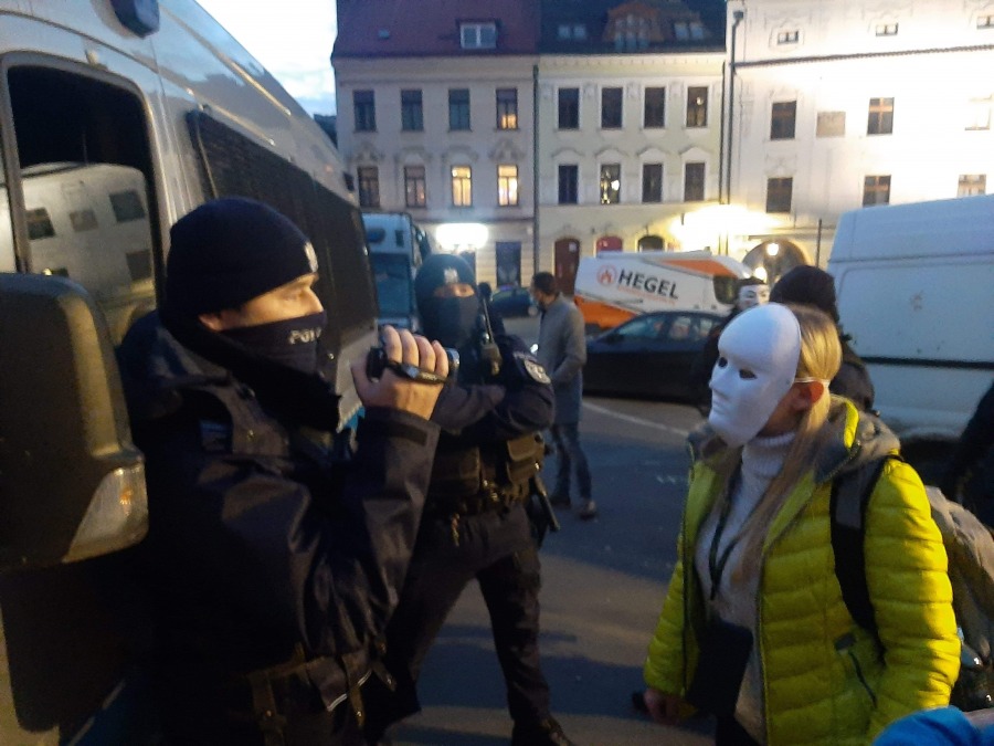 Duże siły policyjne przed otwartą restauracją. Bielski poseł interweniuje - foto