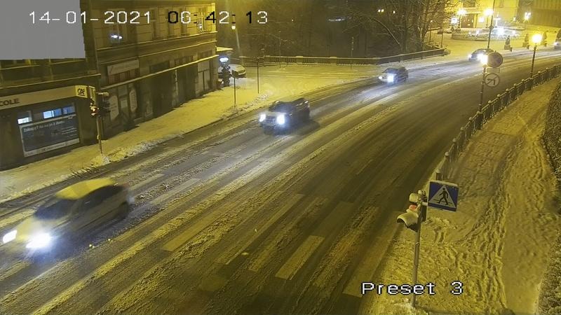 Prognozy synoptyków sprawdziły się. Główne drogi w mieście są zaśnieżone ZDJĘCIA
