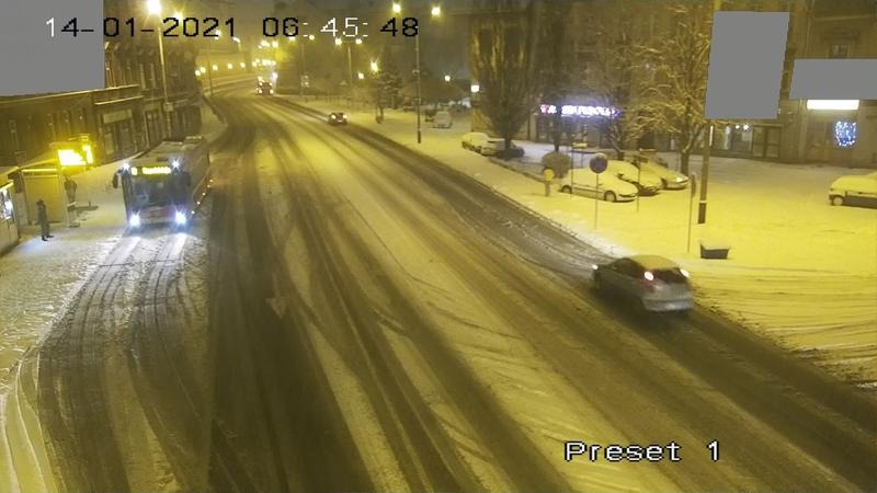 Prognozy synoptyków sprawdziły się. Główne drogi w mieście są zaśnieżone ZDJĘCIA