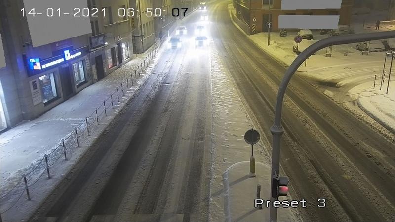 Prognozy synoptyków sprawdziły się. Główne drogi w mieście są zaśnieżone ZDJĘCIA
