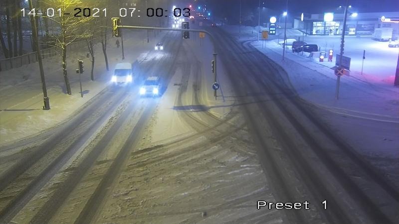 Prognozy synoptyków sprawdziły się. Główne drogi w mieście są zaśnieżone ZDJĘCIA