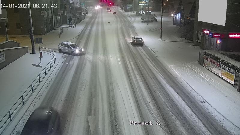 Prognozy synoptyków sprawdziły się. Główne drogi w mieście są zaśnieżone ZDJĘCIA