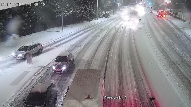 Prognozy synoptyków sprawdziły się. Główne drogi w mieście są zaśnieżone ZDJĘCIA