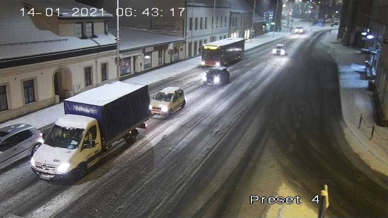 Prognozy synoptyków sprawdziły się. Główne drogi w mieście są zaśnieżone ZDJĘCIA