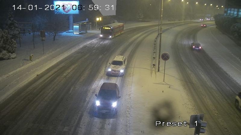 Prognozy synoptyków sprawdziły się. Główne drogi w mieście są zaśnieżone ZDJĘCIA