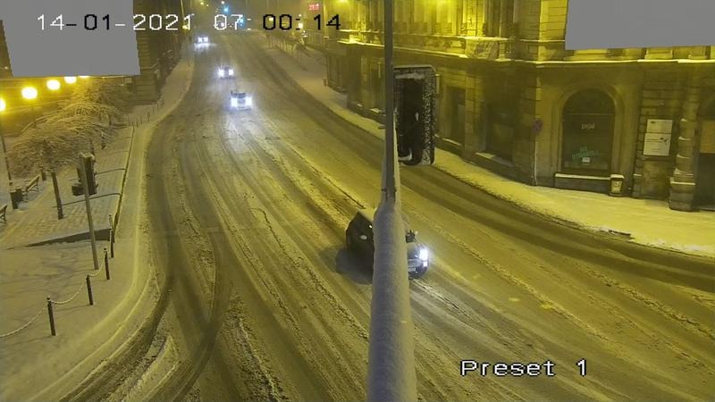 Prognozy synoptyków sprawdziły się. Główne drogi w mieście są zaśnieżone ZDJĘCIA