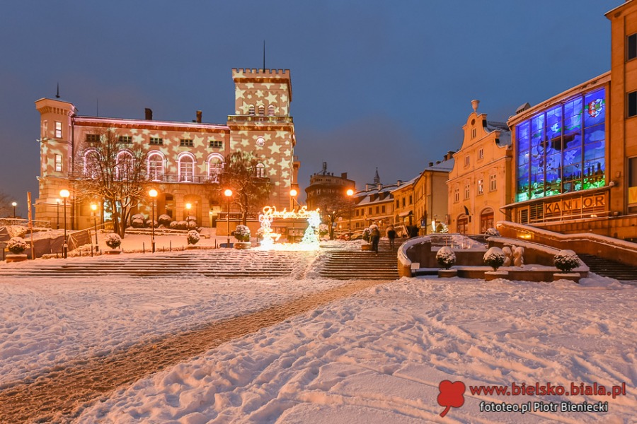 Klimatyczne Bielsko-Biała na biało. Magia, gdy zaświecą uliczne latarnie ZDJĘCIA