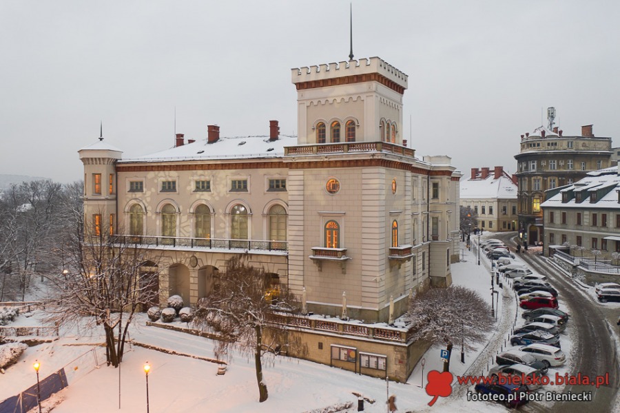 Klimatyczne Bielsko-Biała na biało. Magia, gdy zaświecą uliczne latarnie ZDJĘCIA